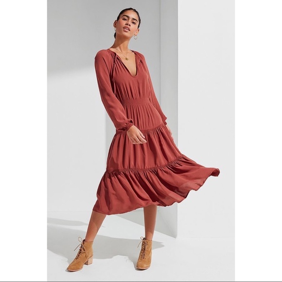 LAST ONE! UO Reese Tiered Smocked Midi Dress - Picture 2 of 7